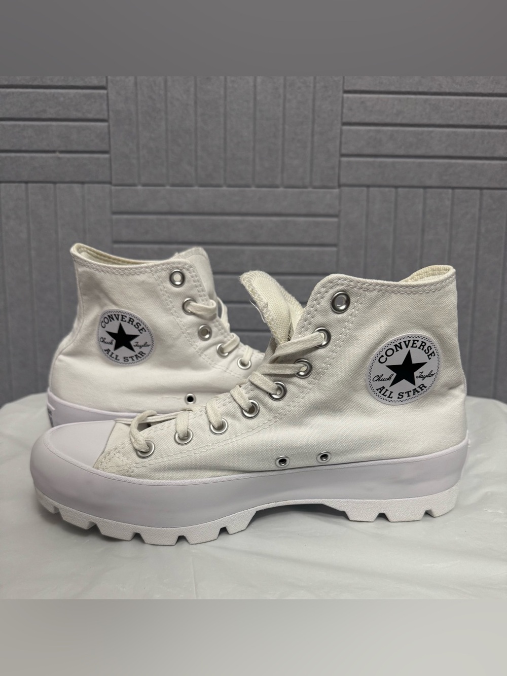 Converse Chuck Taylor All Star High Top Sneakers Canvas Lugged Sole Women's 10 - Picture 2 of 8